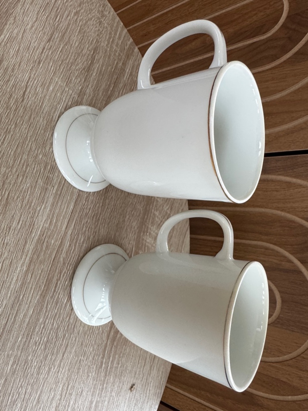 Vintage Porcelain Bird-Print Pedestal Mugs in White with Gold Trim 1970’s - Picture 4 of 4